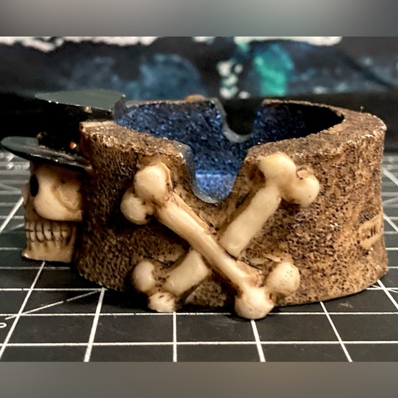 Vintage Skull and CrossBones Halloween Resin Ashtray - Picture 4 of 12